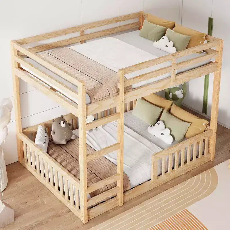 Houten stapelbed met twee volledige slaapplaatsen, ladder en valbeveiliging, laag stapelbed voor twee volledige matrassen met lattenbodem