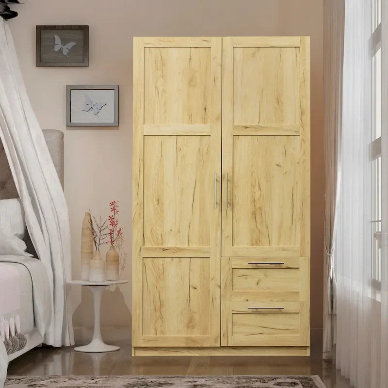 Bílá dřevěná šatní skříň s dvířky, zásuvkami a šatní tyčí