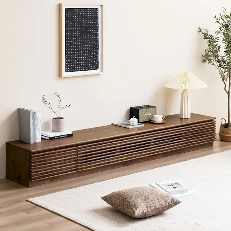 Minimalistický TV stolek se zásuvkami, masivní dřevěná mediální konzole s úložnými skříňkami, výklopnými dvířky, ořechovou dýhou, plně sestavený