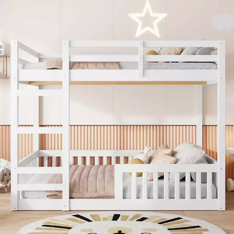 Houten stapelbed met twee volledige slaapplaatsen, ladder en valbeveiliging, laag stapelbed voor twee volledige matrassen met lattenbodem