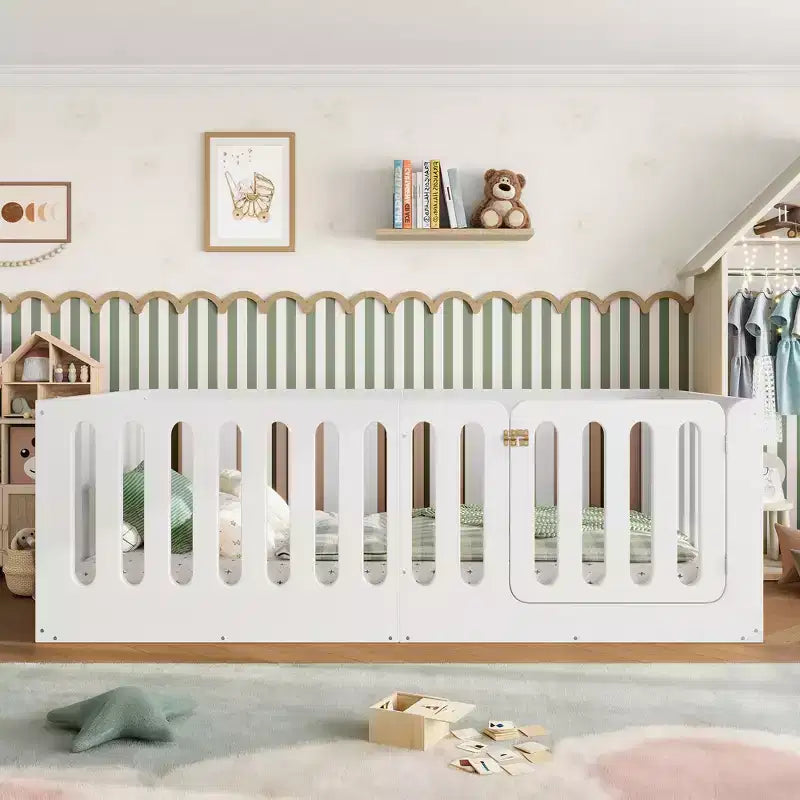 Letto singolo Montessori bianco da pavimento con sponde di sicurezza e porticina ??Legno massello, 1 bambino