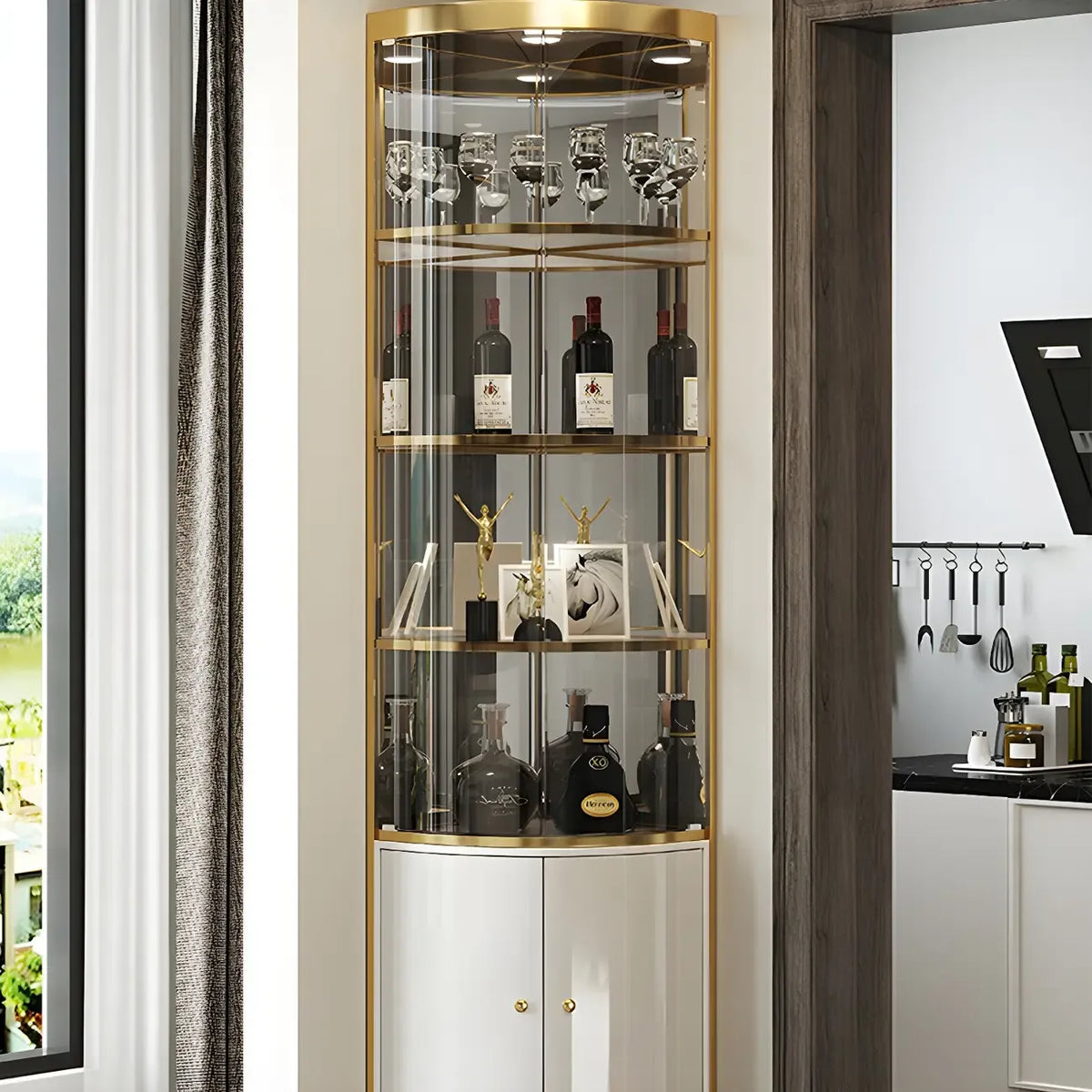 Vitrina de canto glamorosa com vidro brilhante e metal dourado, de formato arredondado
