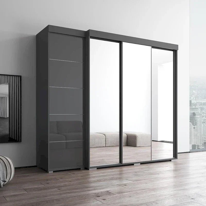 Kleiderschrank mit drei Spiegeln