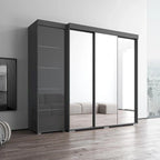 Kleiderschrank mit drei Spiegeln