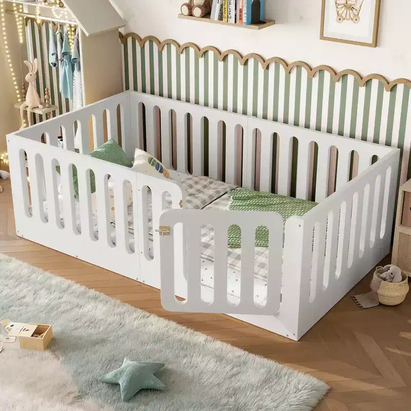 Letto singolo Montessori bianco da pavimento con sponde di sicurezza e porticina ??Legno massello, 1 bambino