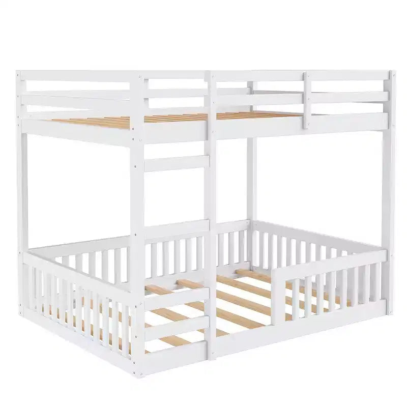 Houten stapelbed met twee volledige slaapplaatsen, ladder en valbeveiliging, laag stapelbed voor twee volledige matrassen met lattenbodem