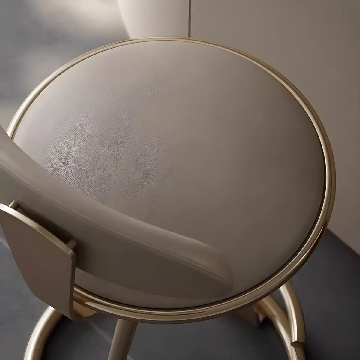 Tabouret de bar élégant en cuir beige avec cadre métallique doré