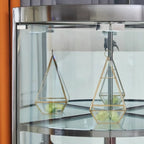 Vitrine de canto para garrafeira e arrumação com prateleiras de vidro e metal em vários níveis