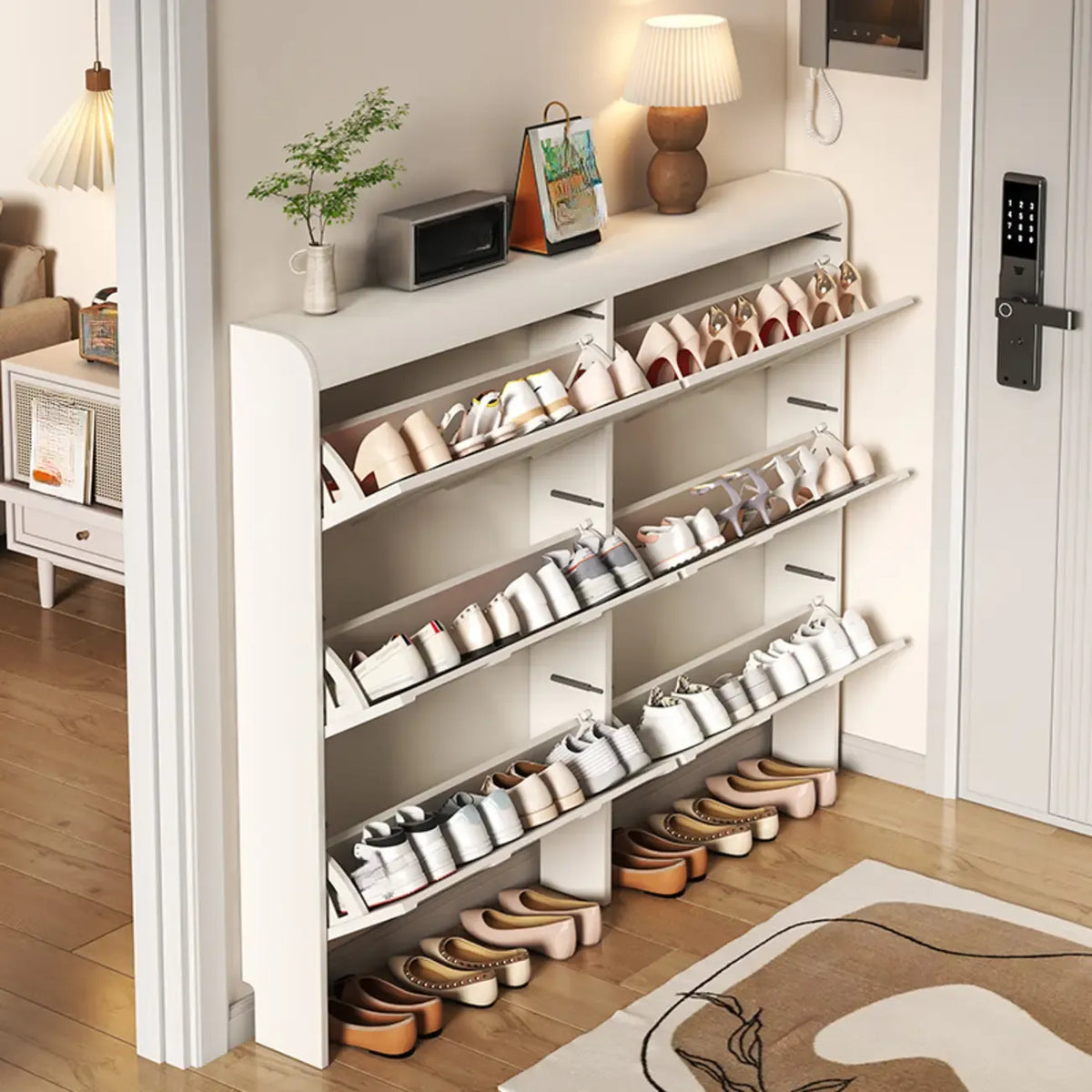 Úzký bílý dřevěný botník se 3 výklopnými policemi