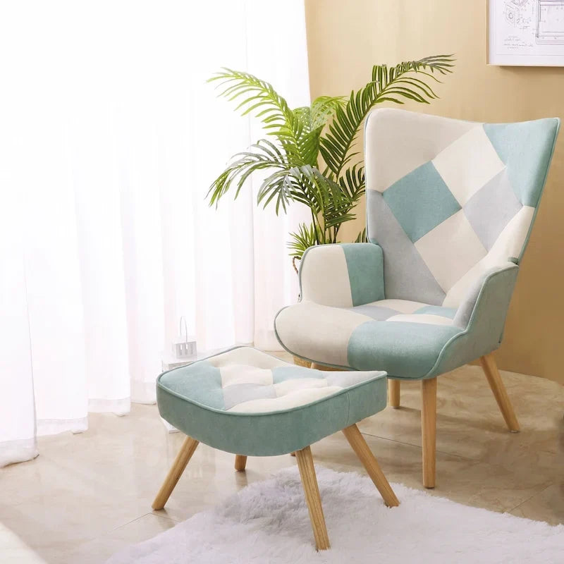 Akzentstuhl mit Hocker, Sitzgruppe aus Wohnzimmersessel und Hocker, bequemer Sessel mit Armlehnen für das Schlafzimmer, kreative Stoffoberfläche mit Patchwork-Design