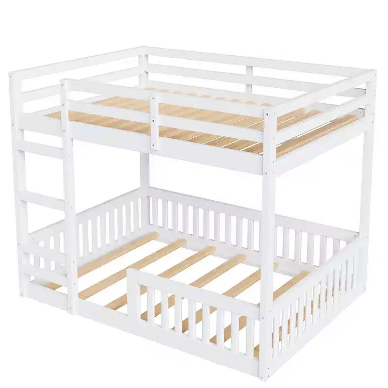 Houten stapelbed met twee volledige slaapplaatsen, ladder en valbeveiliging, laag stapelbed voor twee volledige matrassen met lattenbodem