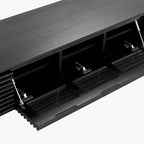Minimalistický TV stolek se zásuvkami, masivní dřevěná mediální konzole s úložnými skříňkami, výklopnými dvířky, ořechovou dýhou, plně sestavený