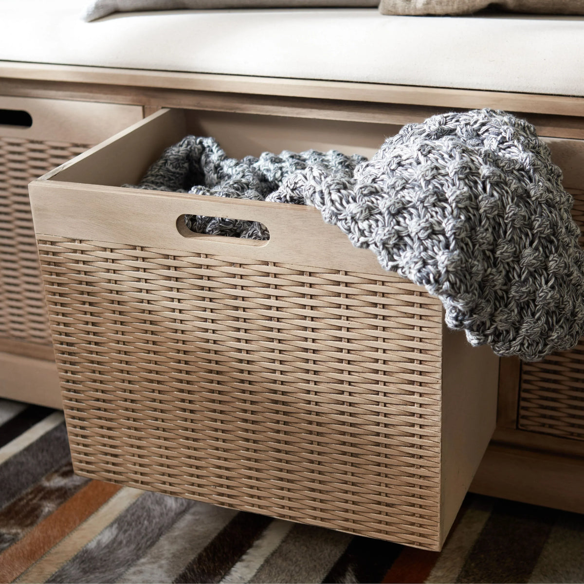 Úložná lavice SAFAVIEH Fiorello se 3 zásuvkami a polstrováním - 47.3 W x 15 L x 19 H - 47Wx15Dx19H