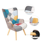 Akzentstuhl mit Hocker, Sitzgruppe aus Wohnzimmersessel und Hocker, bequemer Sessel mit Armlehnen für das Schlafzimmer, kreative Stoffoberfläche mit Patchwork-Design