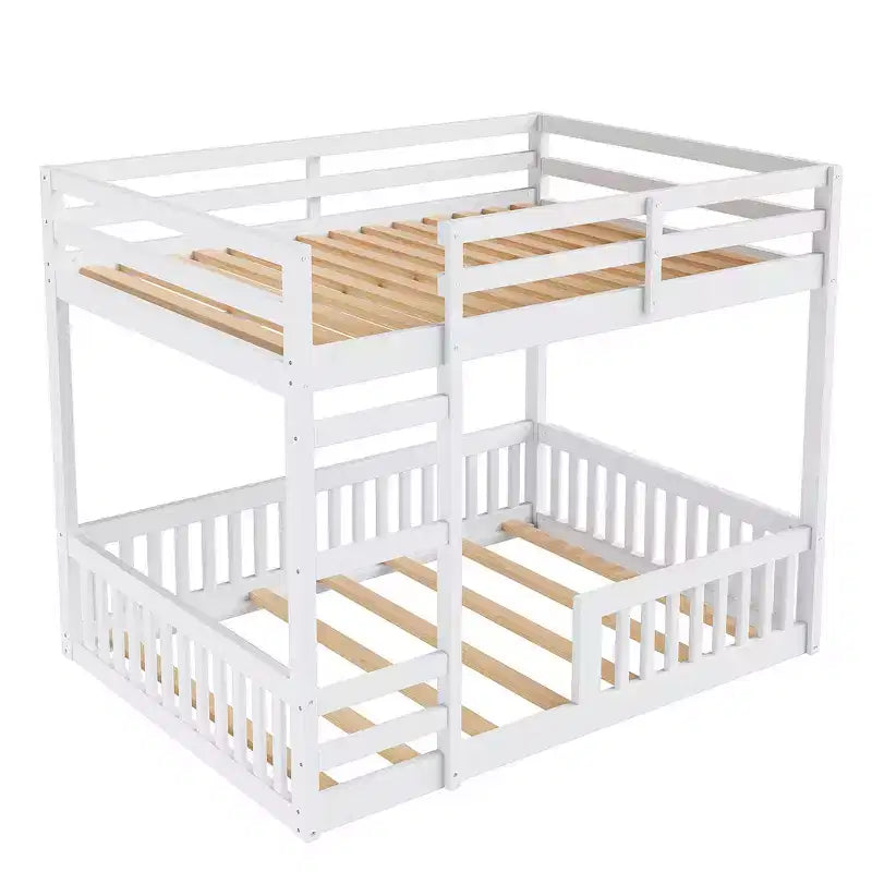 Houten stapelbed met twee volledige slaapplaatsen, ladder en valbeveiliging, laag stapelbed voor twee volledige matrassen met lattenbodem