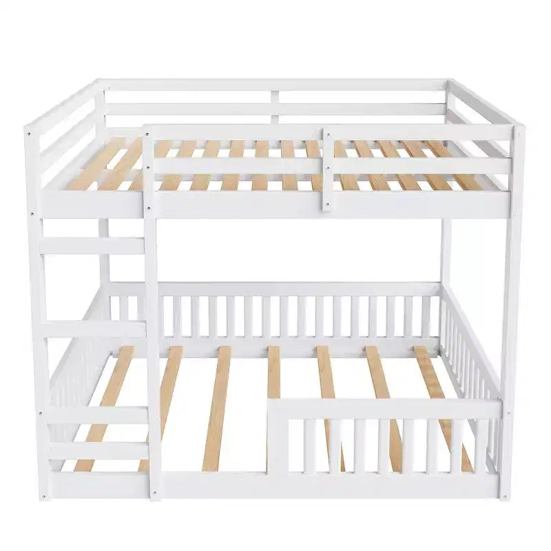 Houten stapelbed met twee volledige slaapplaatsen, ladder en valbeveiliging, laag stapelbed voor twee volledige matrassen met lattenbodem