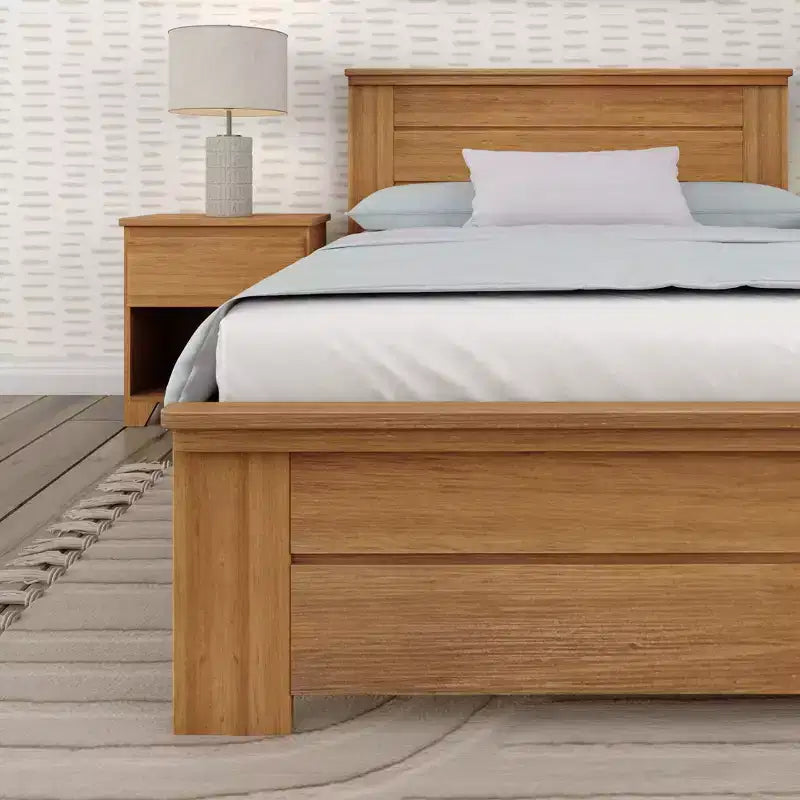 Estrutura de cama de tamanho casal Plank+Beam estilo quinta, com cabeceira, cama de plataforma em madeira maciça