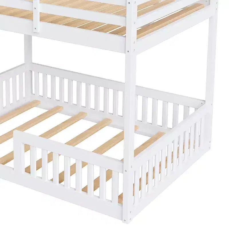 Houten stapelbed met twee volledige slaapplaatsen, ladder en valbeveiliging, laag stapelbed voor twee volledige matrassen met lattenbodem
