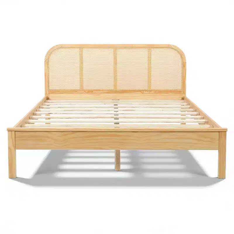 Cadre de lit plateforme en bois de style bohème moderne Christopher Knight Home Callahan avec tête de lit en rotin