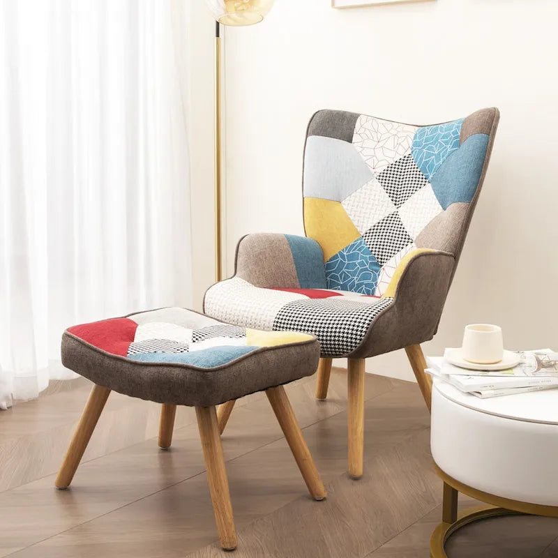 Akzentstuhl mit Hocker, Sitzgruppe aus Wohnzimmersessel und Hocker, bequemer Sessel mit Armlehnen für das Schlafzimmer, kreative Stoffoberfläche mit Patchwork-Design