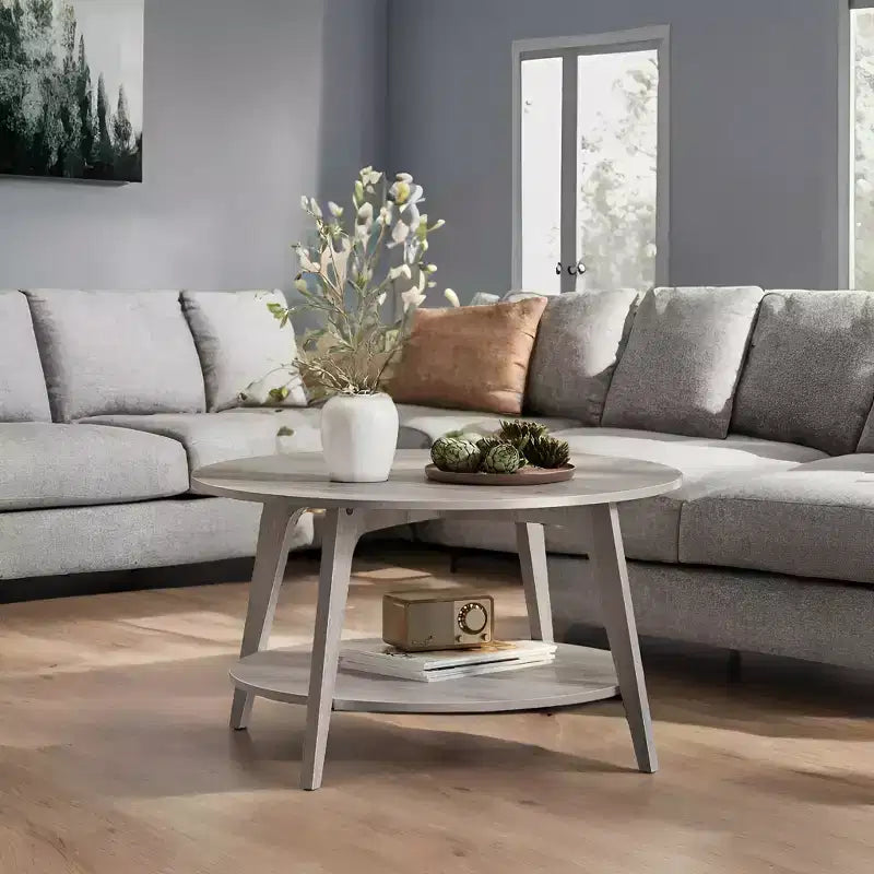 Medově hnědý kulatý konferenční stolek se dvěma úrovněmi úložného prostoru, rozměry 80 x 45 cm, ideální do obývacího pokoje