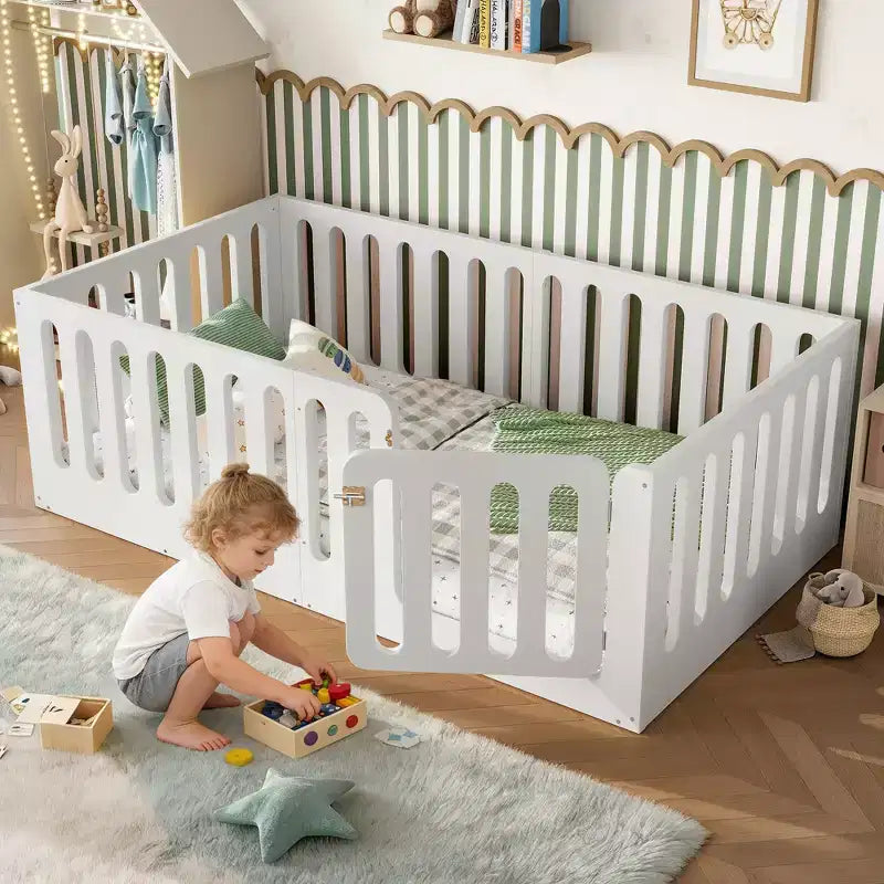 Letto singolo Montessori bianco da pavimento con sponde di sicurezza e porticina ??Legno massello, 1 bambino
