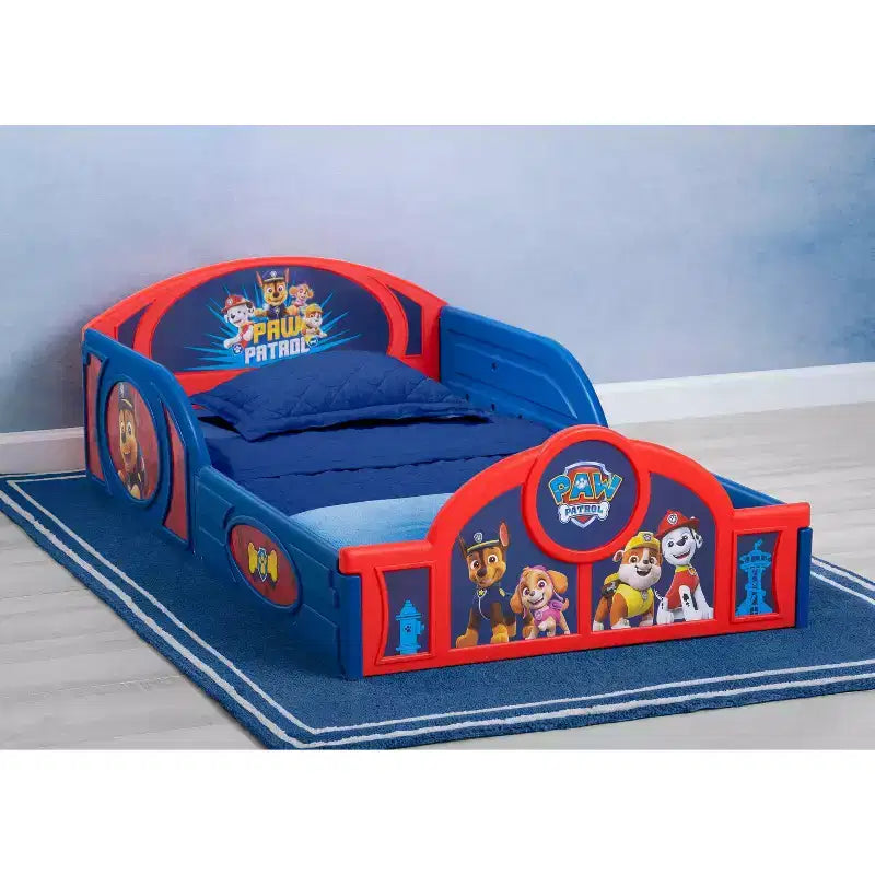 Kunststoffbett zum Schlafen und Spielen für Kleinkinder von Delta Children mit angebrachten Schutzgittern – PAW Patrol