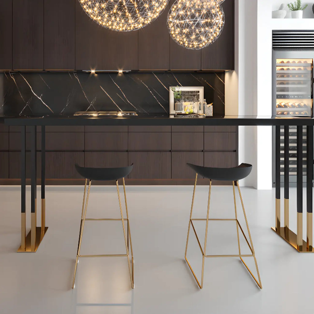 Luxuriöser rechteckiger Bartisch aus Holz mit goldfarbenem Kufengestell zum Essen