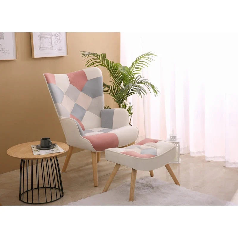 Akzentstuhl mit Hocker, Sitzgruppe aus Wohnzimmersessel und Hocker, bequemer Sessel mit Armlehnen für das Schlafzimmer, kreative Stoffoberfläche mit Patchwork-Design