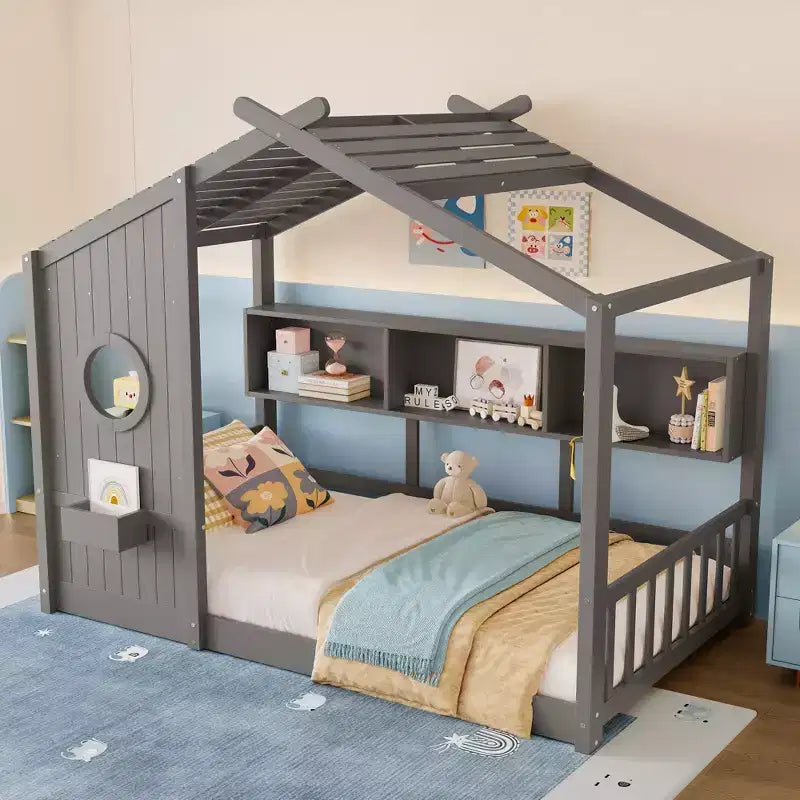 Letto casetta da terra con ripiani contenitore integrati e tetto a doghe