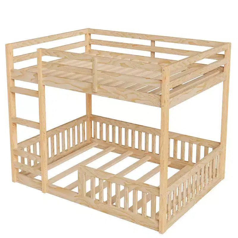 Houten stapelbed met twee volledige slaapplaatsen, ladder en valbeveiliging, laag stapelbed voor twee volledige matrassen met lattenbodem