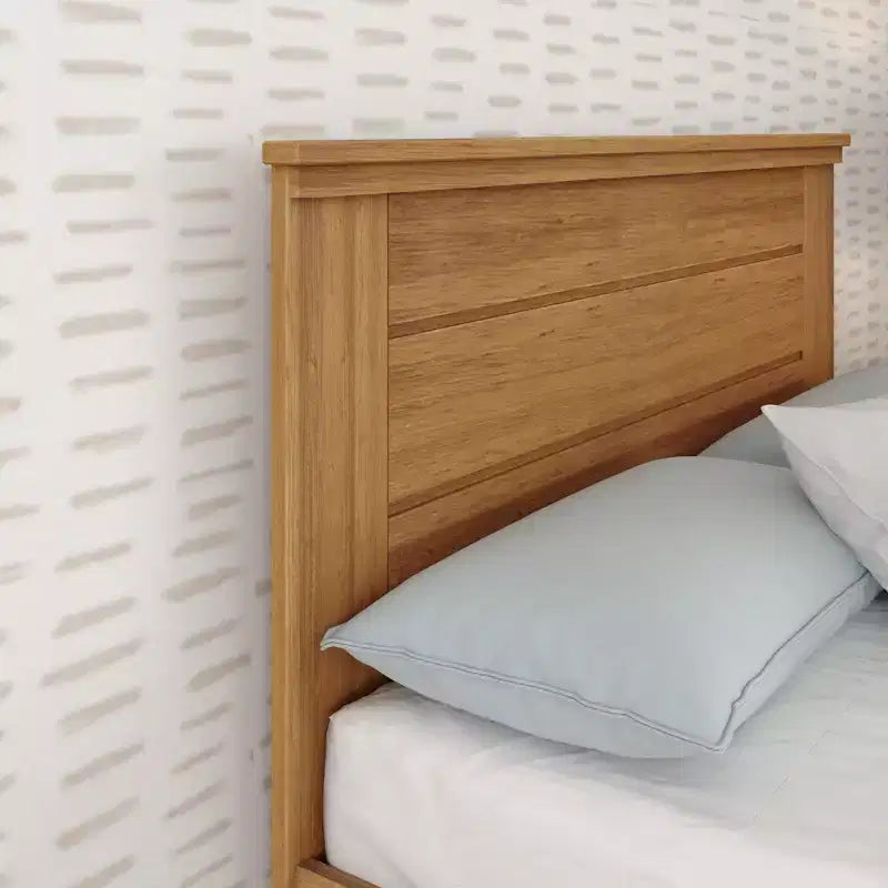 Estrutura de cama de tamanho casal Plank+Beam estilo quinta, com cabeceira, cama de plataforma em madeira maciça