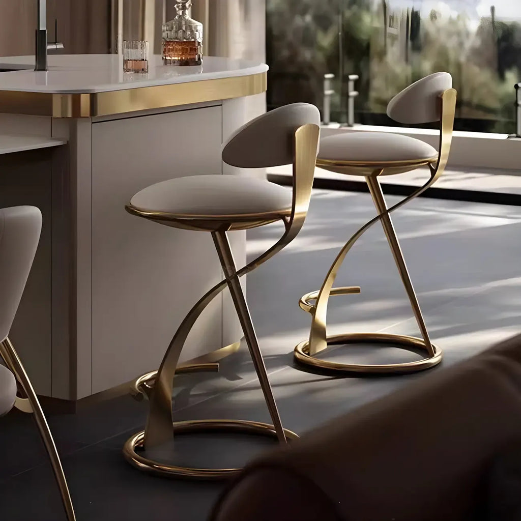 Tabouret de bar élégant en cuir beige avec cadre métallique doré