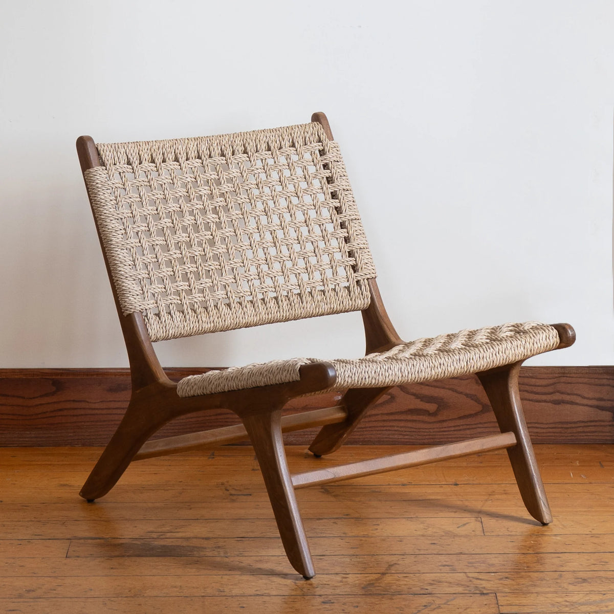 Rustikaler Loungesessel aus Teakholz mit Flechtwerk – Outdoor