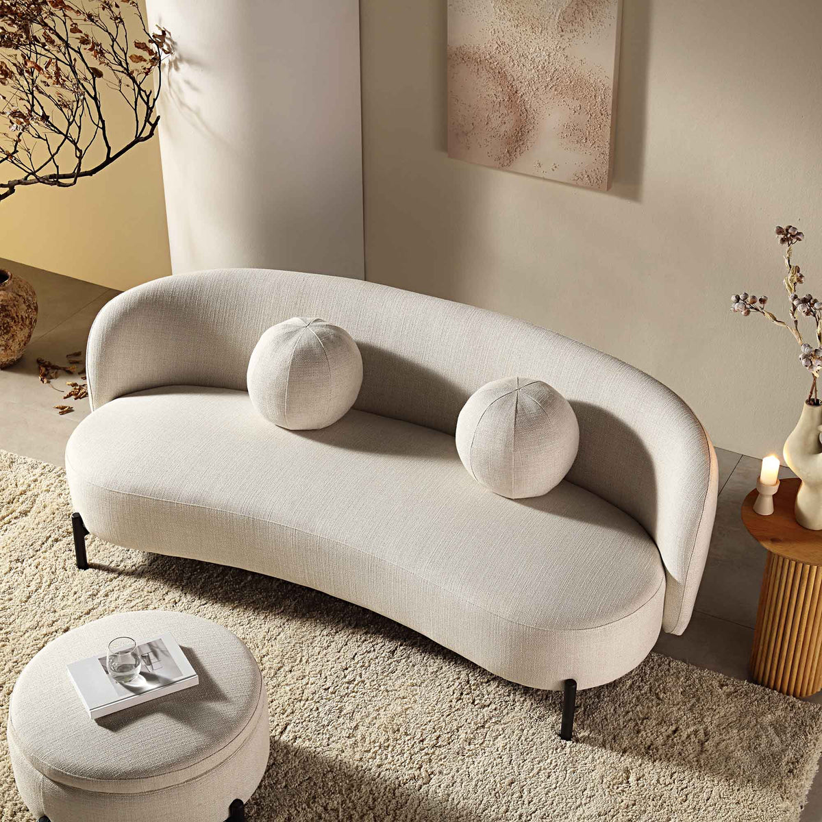 Gebogenes 3-Sitzer-Sofa mit Kugelkissen, beige Leinenmischung