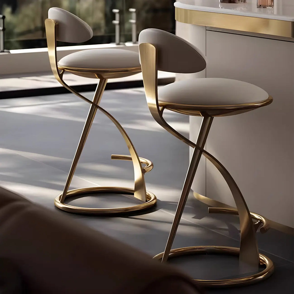 Tabouret de bar élégant en cuir beige avec cadre métallique doré