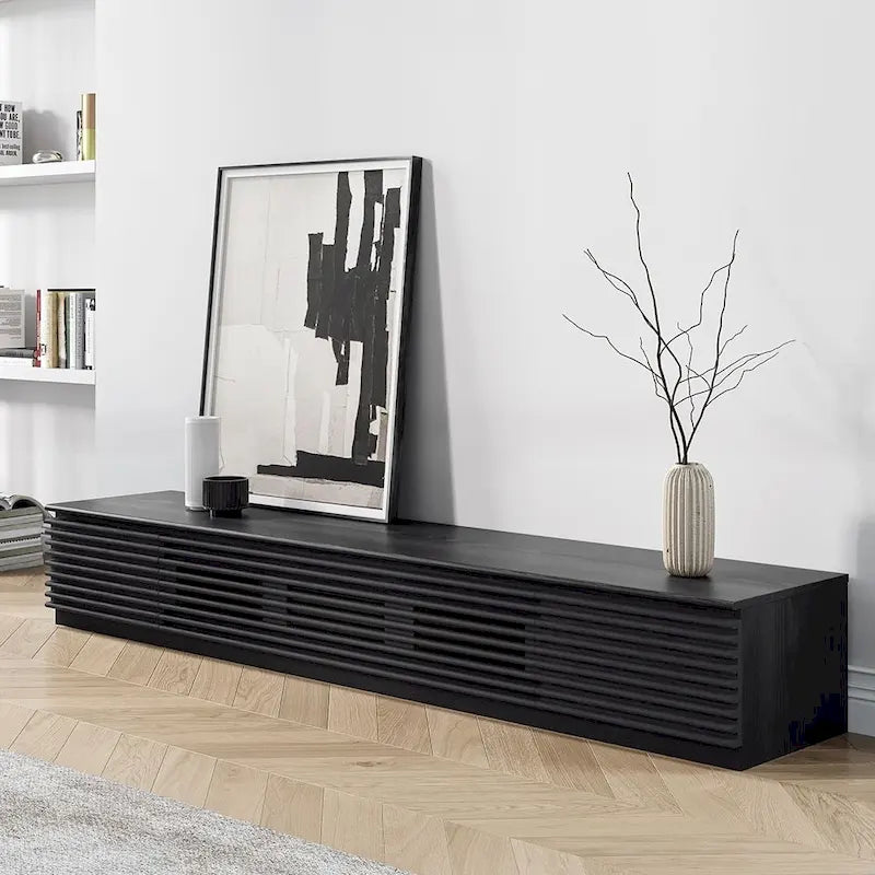 Minimalistický TV stolek se zásuvkami, masivní dřevěná mediální konzole s úložnými skříňkami, výklopnými dvířky, ořechovou dýhou, plně sestavený