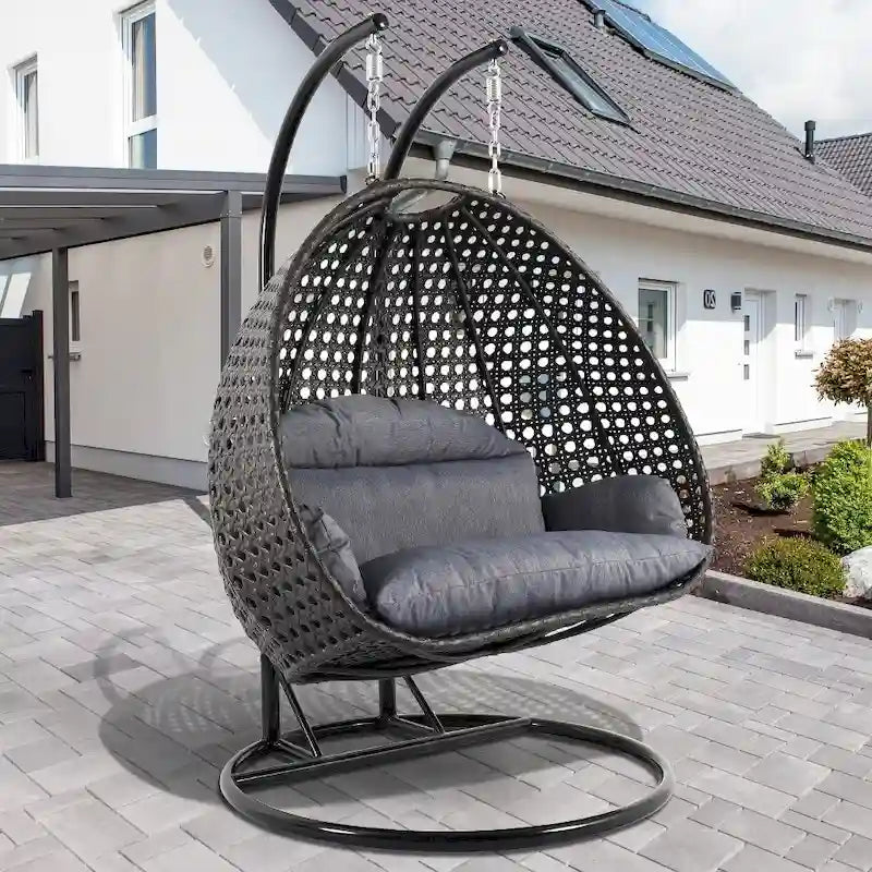 LeisureMod hängender Doppelsitz-Eierstuhl mit Gestell – Outdoor-/Indoor-Hängesessel aus Rattan-Geflecht für Terrasse, Schaukel und Hängeliege mit Polstern