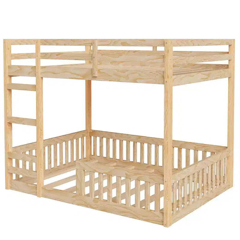 Houten stapelbed met twee volledige slaapplaatsen, ladder en valbeveiliging, laag stapelbed voor twee volledige matrassen met lattenbodem