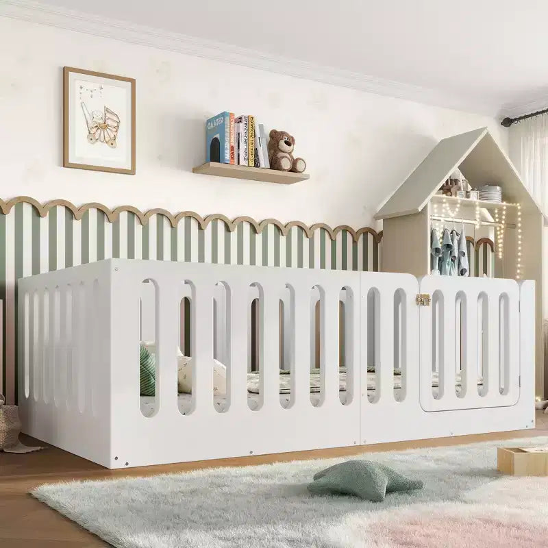 Letto singolo Montessori bianco da pavimento con sponde di sicurezza e porticina ??Legno massello, 1 bambino