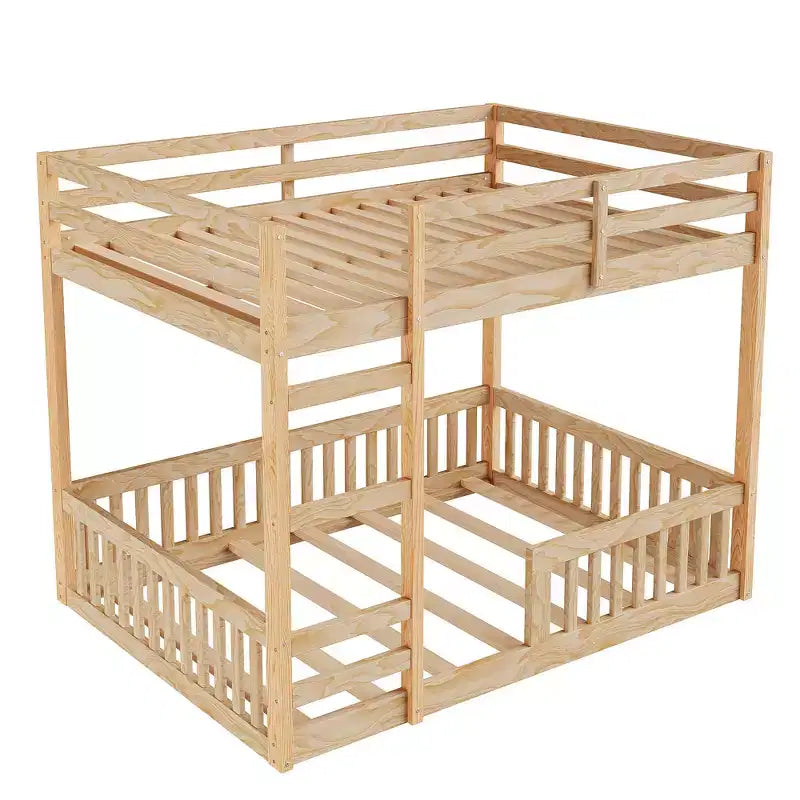 Houten stapelbed met twee volledige slaapplaatsen, ladder en valbeveiliging, laag stapelbed voor twee volledige matrassen met lattenbodem