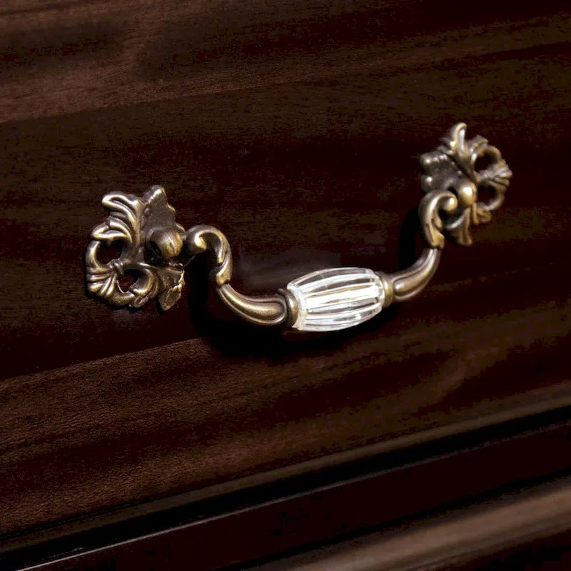 Vame traditionelles 2-teiliges Set aus Kommode mit 9 Schubladen und Spiegel von Furniture of America