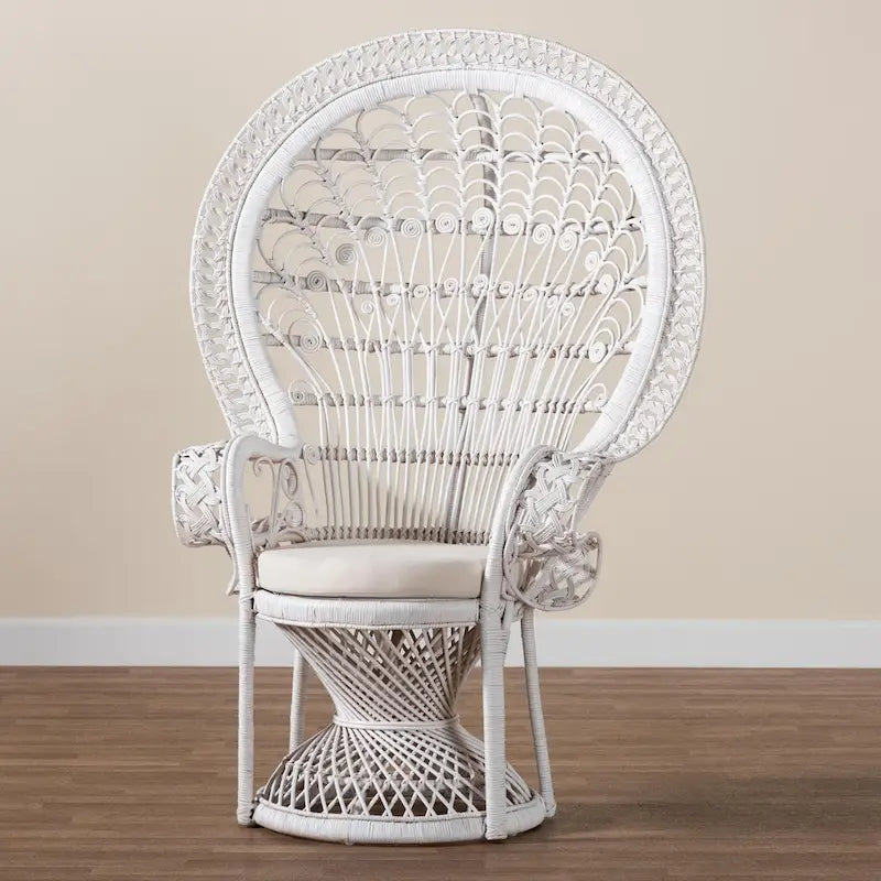 Kallima moderner bohemischer Pfauenstuhl aus weißem, naturfarbenem Rattan