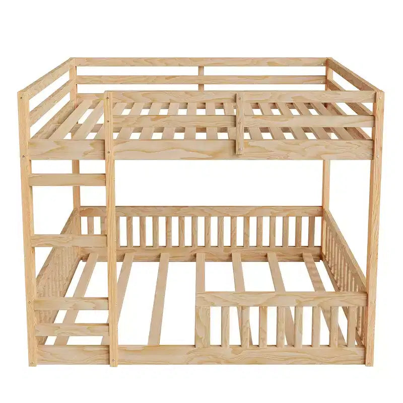 Houten stapelbed met twee volledige slaapplaatsen, ladder en valbeveiliging, laag stapelbed voor twee volledige matrassen met lattenbodem