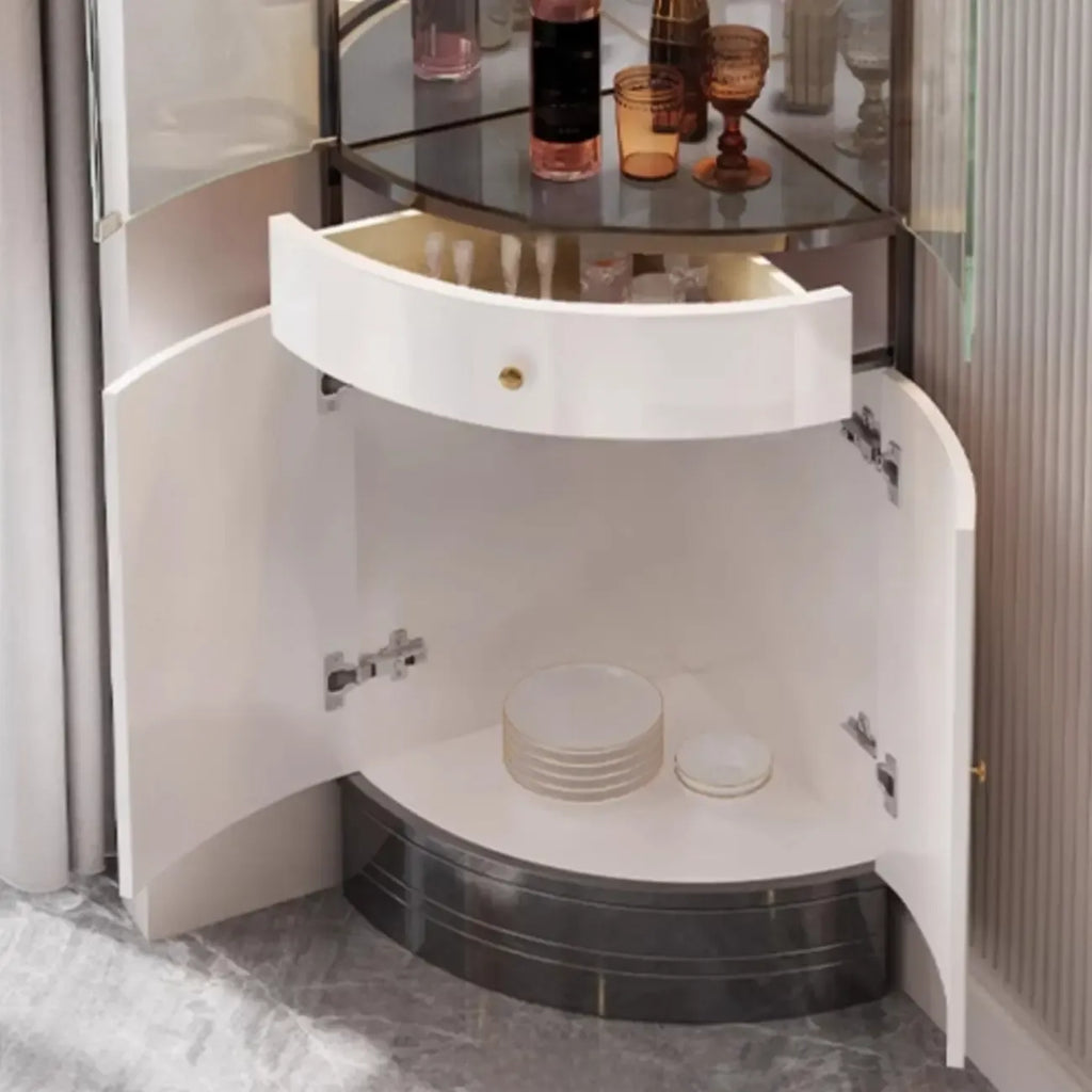 Vitrine de canto para garrafeira e arrumação com prateleiras de vidro e metal em vários níveis