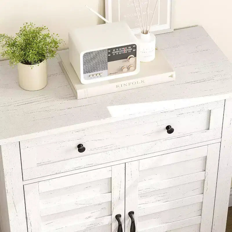 Rustikaler 80-cm-Stauraumschrank mit Lamellentüren, 3-fach höhenverstellbar, Doppeltürenschrank für Küche, Esszimmer und Homeoffice
