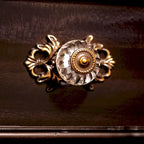 Vame traditionelles 2-teiliges Set aus Kommode mit 9 Schubladen und Spiegel von Furniture of America