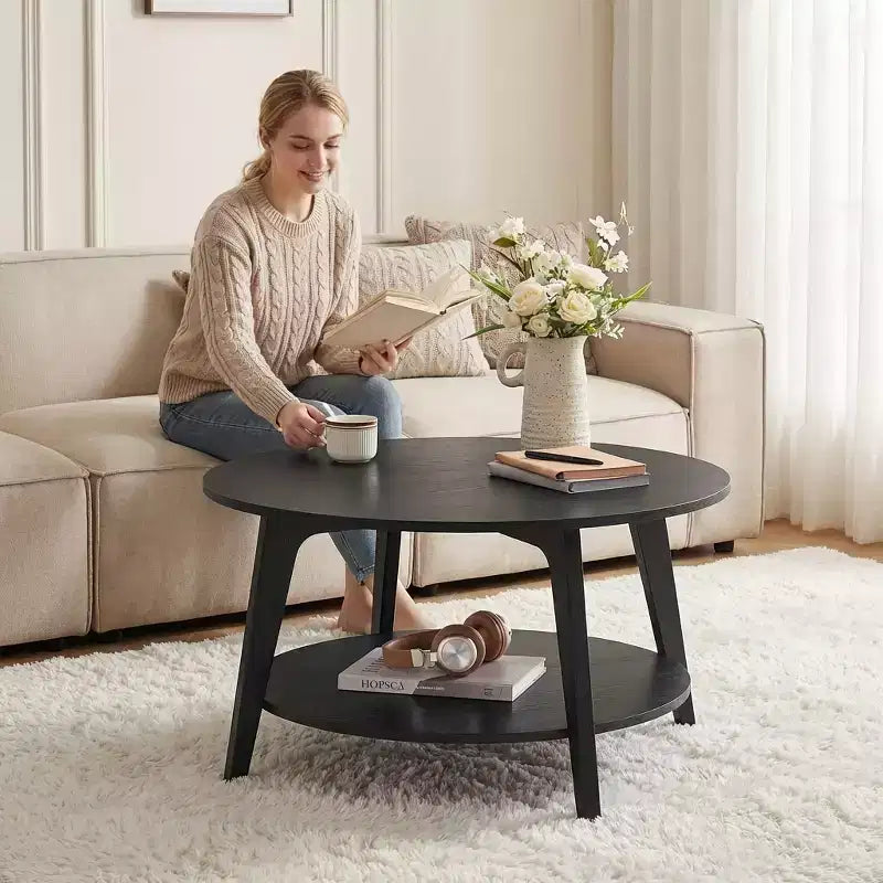 Medově hnědý kulatý konferenční stolek se dvěma úrovněmi úložného prostoru, rozměry 80 x 45 cm, ideální do obývacího pokoje