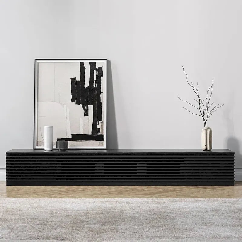 Minimalistický TV stolek se zásuvkami, masivní dřevěná mediální konzole s úložnými skříňkami, výklopnými dvířky, ořechovou dýhou, plně sestavený