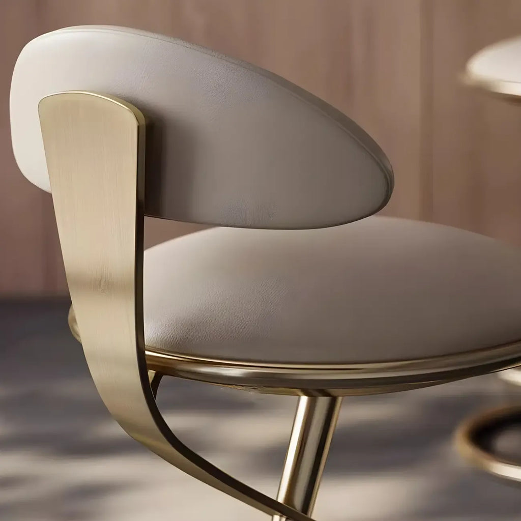 Tabouret de bar élégant en cuir beige avec cadre métallique doré